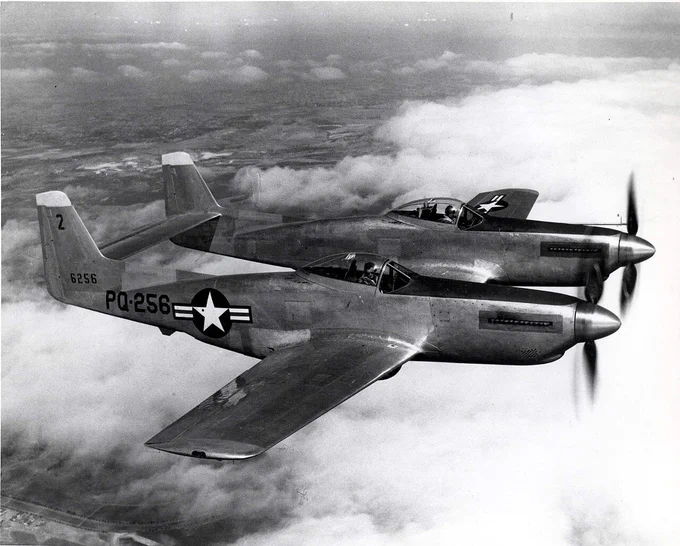 P-82ツインマスタング?と一瞬思ったけど水平尾翼が繋がってませんね。シルエットだけ似せた架空の飛行機ってところですかね。いや、僕が知らないだけで、こういう尾翼のツインマスタングもあるのか…?#SPY_FAMILY 