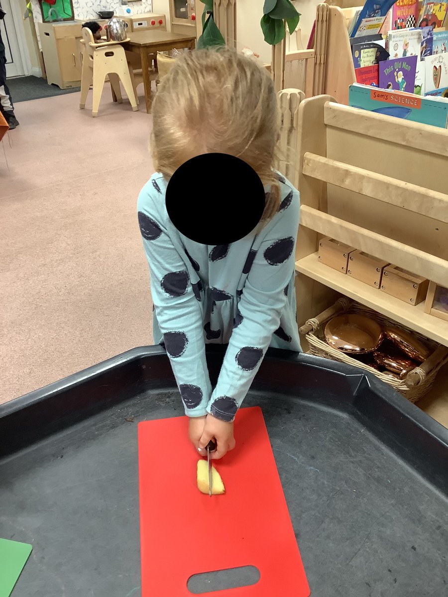 We are practising our cutting skills ready to make our harvest soup for our grown-ups next week! <a href="/MonHSPSS/">MCC Healthy and Sustainable Preschool Scheme</a> @EllHobday @EAS_EarlyYears #healthynurseries #finemotorskills #ambitiouscapablelearners