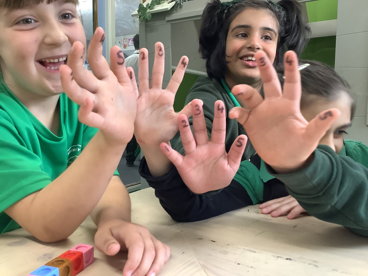 Misbourne_WPA's tweet image. Counting in 5’s this morning in maths! #WatersideMaths