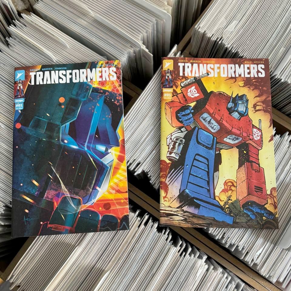 SalaDePeligro's tweet image. ⚠️ATENCIÓN, CONCURSO 24HORAS⚠️ Hoy se pone a la venta el esperadísimo primer número de la nueva era de Transformers...

... y sorteamos tres lotes con la portada principal y la variant 1:10. 

Para participar:
📌 Repostea este post/tuit  
📌 Sigue a @SalaDePeligro y @radar_comics