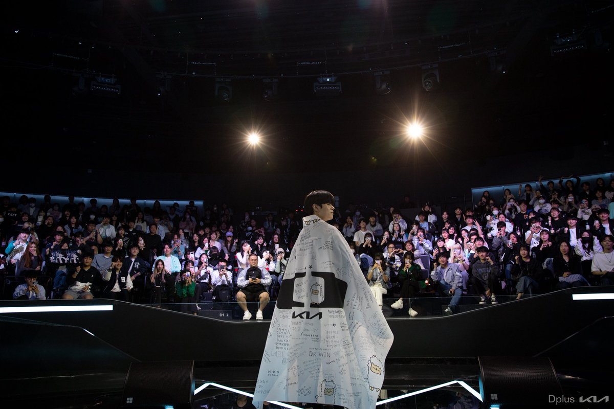 "Once you play GOD
They’re gonna’ crumble one by one"

주인공 'Deft' 선수와 함께한 'Worlds 2023 MV' 
상영회!

감동적인 그 순간을 팬분들과 함께할 수 있어 
더 뜻깊었습니다.

이제는 팬분들께서 직접 남겨주신 응원을 등에 업고 
또 하나의 새로운 역사를 써 내려가려 합니다. 

다시 한번