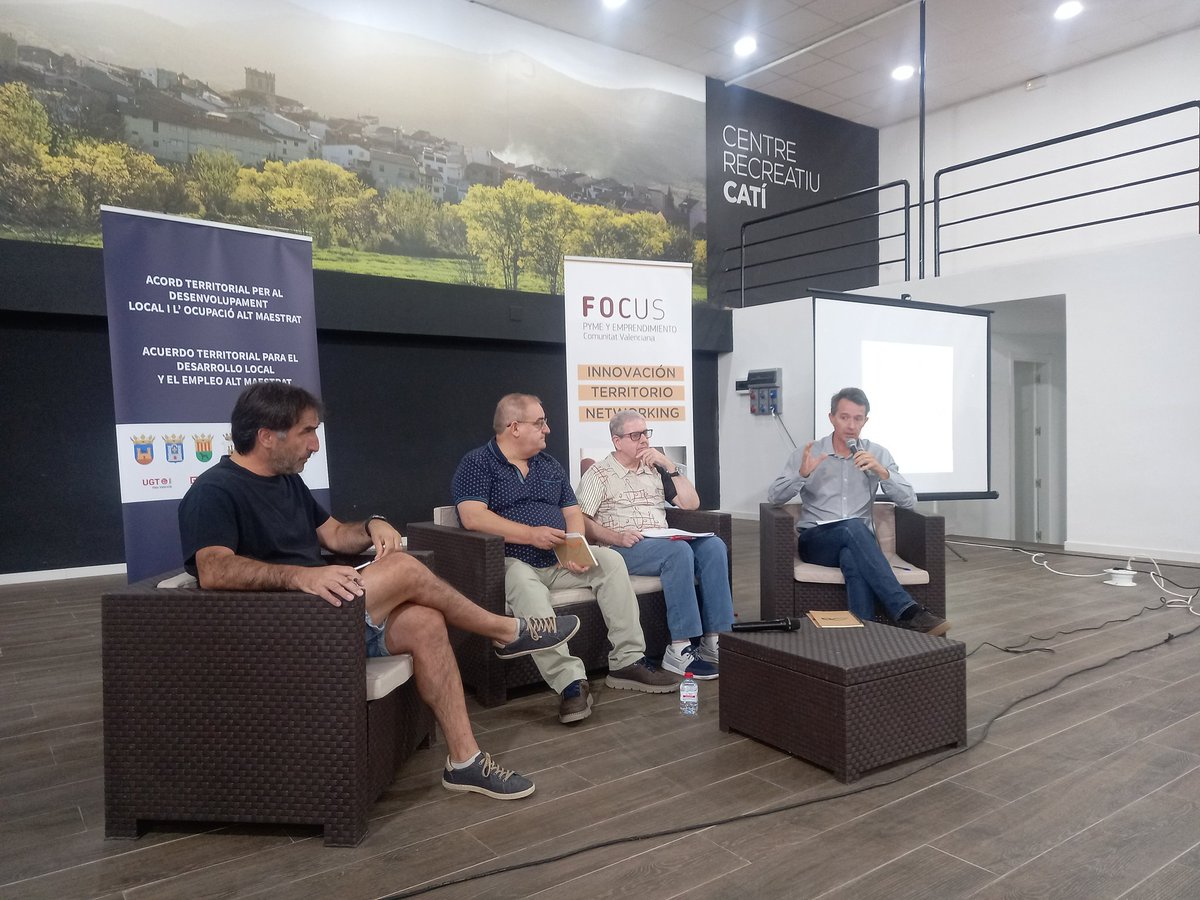 Siguiente sesión, "Mesa experiencial desarrollo turístico sostenible" con Joaquín Deusdad de <a href="/ElFaixero/">El Faixero</a> , Jose Luis Soler de <a href="/servitur/">SERVITUR </a> dels Ports , Sergi Monfort de <a href="/laparreta/">La Parreta</a>, moderados por Óscar Tena de la @MancomunitatElsPorts