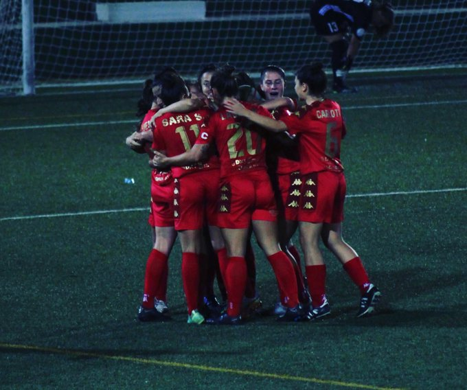 Erafutbolfem's tweet photo. ‼️ El @RUTFem_oficial denuncia que lleva dos años sin tener patrocinio ni subvención por parte del Ayuntamiento de Santa Cruz

📌 Pese a que hace 2 años dejaron de patrocinarles, el equipo sigue llevando el nombre "Santa Cruz", representando al municipio a nivel nacional

❗️ El club tinerfeño que compite en 2ªRFEF y que se ha clasificado para la segunda ronda de Copa de la Reina, se queja de que compite en desventaja económica con otros rivales que sí son patrocinados por sus ayuntamientos