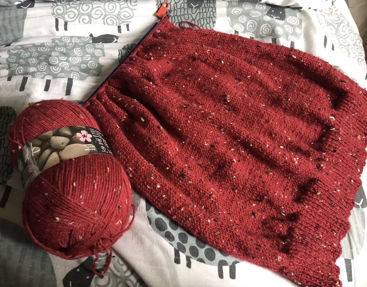 I’m really pleased how far I’ve knitted on my jumper this morning I’ve just added on the second ball another inch & I’ll be decreasing for the armholes. This wool mix yarn is beautiful to knit with I’m really enjoying it! #knitting #knittingtherapy #handmade