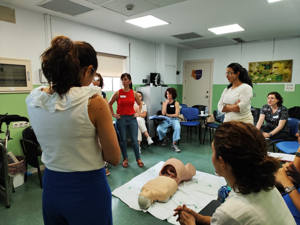 lourtauj's tweet photo. Colaborando con @GineMac en la formación #RCP. Modulo de #RCPbásica dentro del curso de #EmergenciadObstétricas junto con la doctora Eva Morales. @AyRHUVM https://t.co/w2AHuUy5O5