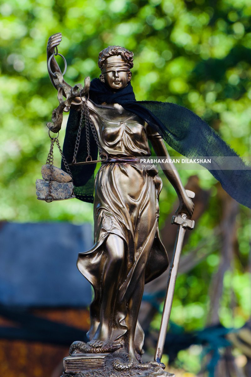 Prabhakaranlk's tweet photo. முல்லைத்தீவு நீதிபதி சரவணராஜாவிற்கு இழைக்கப்பட்ட அநீதிக்கு எதிரான மனிதச்சங்கிலிப் போராட்டம் இன்று யாழ்ப்பாணத்தில் இடம்பெற்றது
#saravanaraja #judgesaravanaraja #mullaitivujudge #jaffna #srilanka #tamils #tamilprotest https://t.co/OqM9MhrP4J