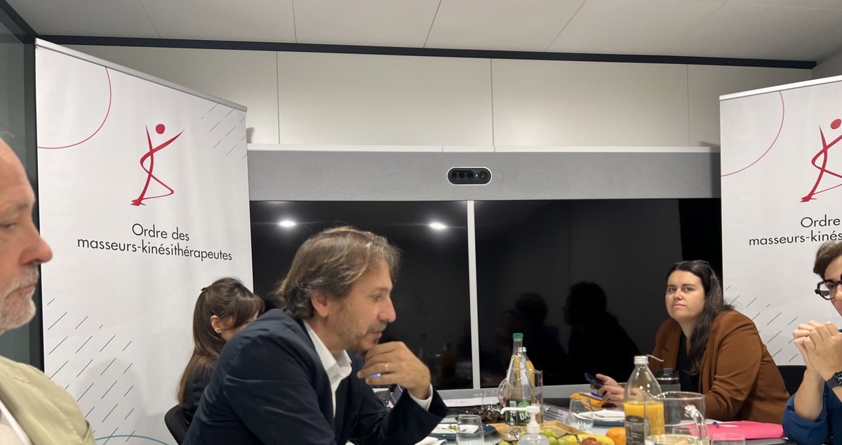 LaurenceCristol's tweet photo. Réunion sur l’avenir des politiques publiques en matière de prévention & de prise en charge de la perte d’autonomie avec la présidente #CNOMK @PMathieuMK, du Vice-président #SFGG Pr @OlivGuerinNice & du député @JeromeGuedj
👉 Kiné = acteur du soin & de la prévention https://t.co/lllnJapABI