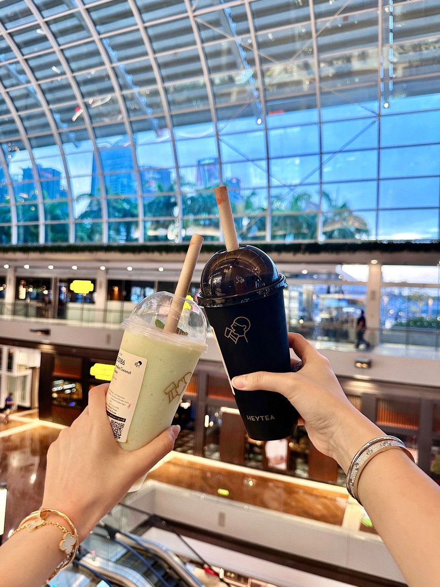 Share how to make taro ball pearl milk tea: First, boil 45g water and 20g brown sugar over low heat until melted. After the water boils, turn off the heat and add 50g tapioca flour, stir into a ball, pour it away, and use your phone to order takeout.😂😂
