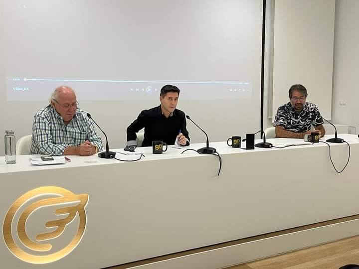 CIUDAD DE ALCOY va ser un periòdic emblemàtic, de referència, un model sobre el que suposava fer periodisme als pobles amb professionalitat, passió i dignitat. Ahir vam recordar al qui va ser el seu gran director, l'enyorat José Vicente Botella.