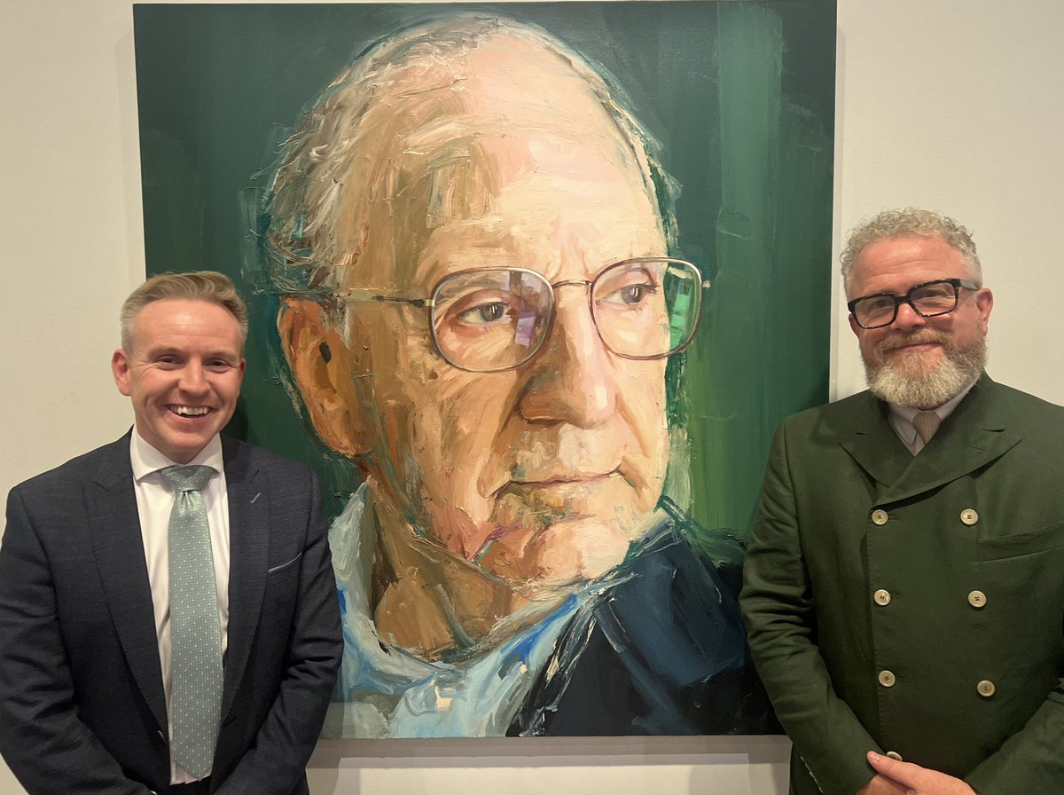 Chancellor of @UlsterUni @colin_davidson unveiled his excellent new portrait of Chancellor Emeritus @QUBelfast Senator George J. Mitchell at the @IrishArtsCenter New York last night. @ryanjfeeney represented @QUBVChancellor at the event.