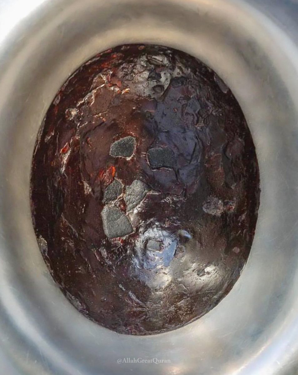 Berapa banyak akun yang me-retweet “Hajar Aswad”, Semoga Allah memudahkan segala urusannya dan mengabulkan hajat keinginanNya.

سبحان اللہ وبحمدہ سبحان اللہ العظیم 🤎

(Hajar Aswad tampak dari dekat)