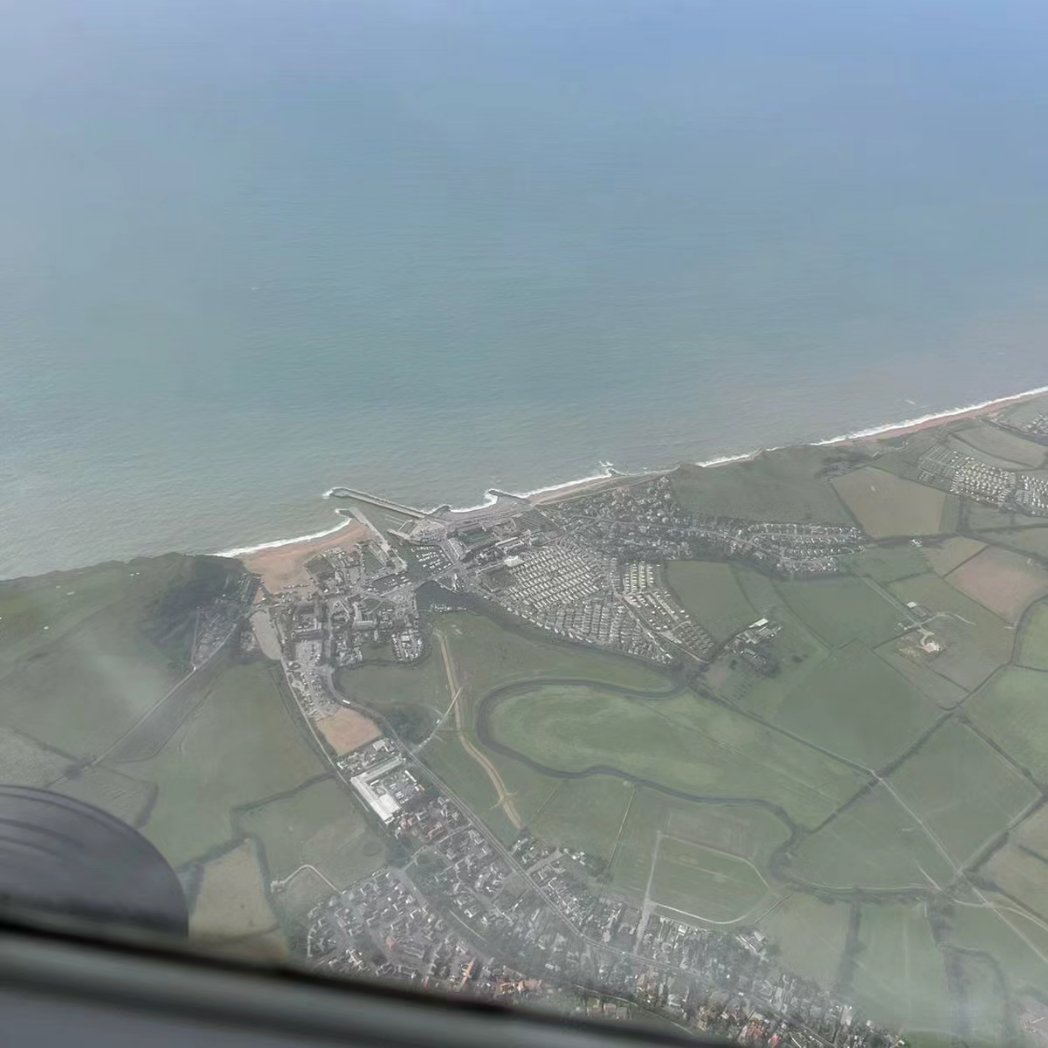 ASPhotoSy's tweet photo. I recently had my first #flying #lesson ! I've never been on a plane at all, not even for a holiday. First time on one I was at the controls! Honestly it was an amazing experience, and I intend to get my license. #plane #flight https://t.co/PVbeRRxYiv