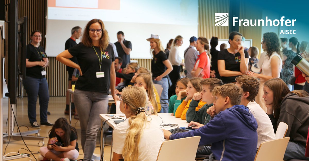 FraunhoferAISEC's tweet image. Fakes, Codes &amp;amp; Quanten – für über 100 große &amp;amp; kleine Gäste ging es bei uns am #Maustag um #KI generierte Bilder &amp;amp; Töne, Safe-Knacken und #Quantencomputer.

Mehr zu #TürenAufMitDerMaus hier: aisec.fraunhofer.de/de/presse-und-…

#TürenAuf #Deepfakes #Hardwaresicherheit #TdoTGarching @DieMaus