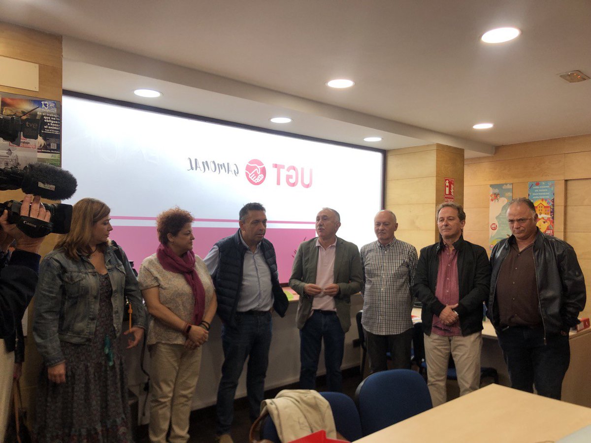 📍 Estamos con Pepe Álvarez (@sg_ugt) en el barrio de Gamonal inaugurando nuestra nueva sede

🗣️"En #CyL, no sobran vagos con ganas de trabajar. Sobran políticos incompetentes que no saben gestionar recursos, desarrollar políticas activas de empleo y formar a los desempleados"
