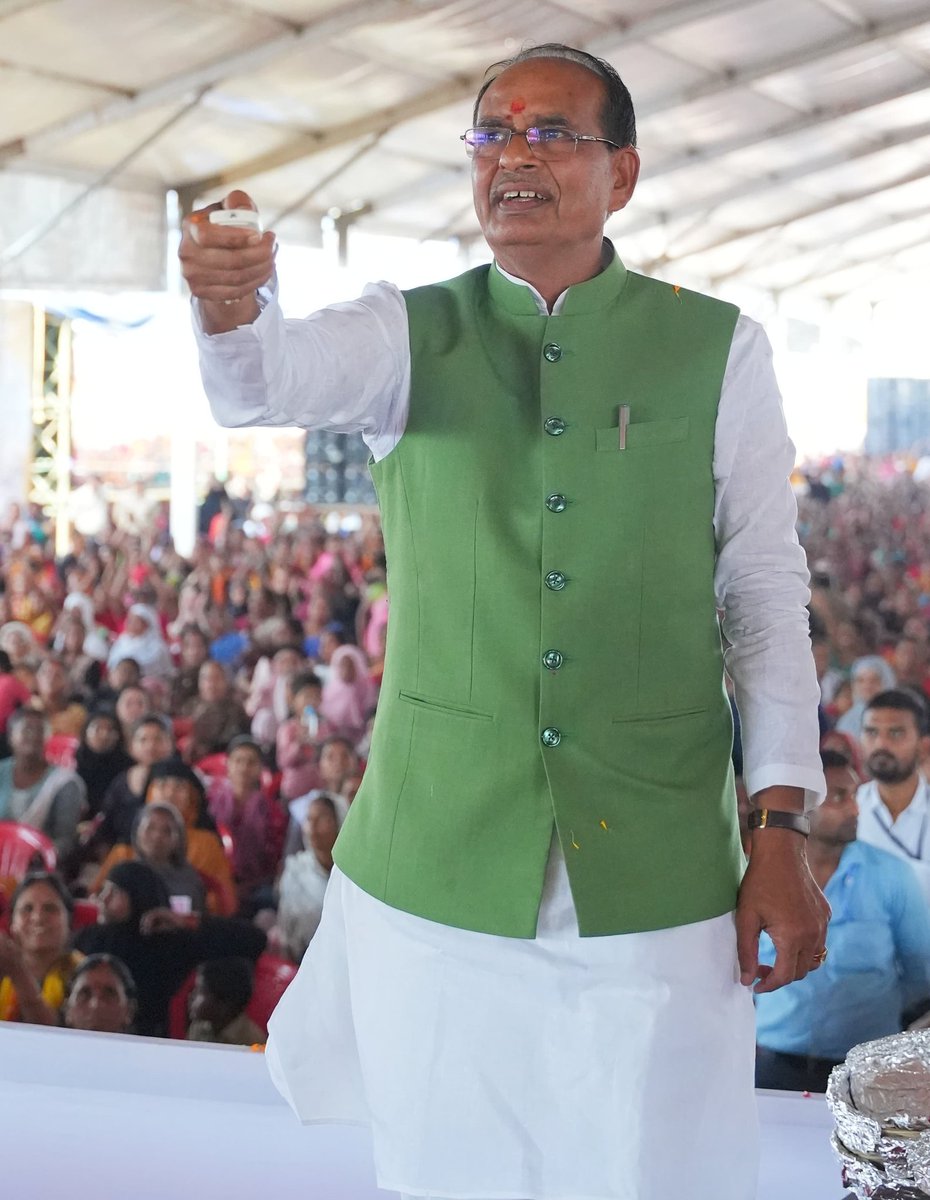 JansamparkMP's tweet photo. मुख्यमंत्री श्री @ChouhanShivraj ने बुरहानपुर में आयोजित लाड़ली बहना सम्मेलन में प्रदेश की 1 करोड़ 31 लाख बहनों के खातों में सिंगल क्लिक के माध्यम से "मुख्यमंत्री लाड़ली बहना योजना" की ₹1597 करोड़ की राशि अंतरित कर उन्हें शुभकामनाएं दीं।

#शिवराज_की_बहनें 
#JansamparkMP https://t.co/Taa9YY44N9