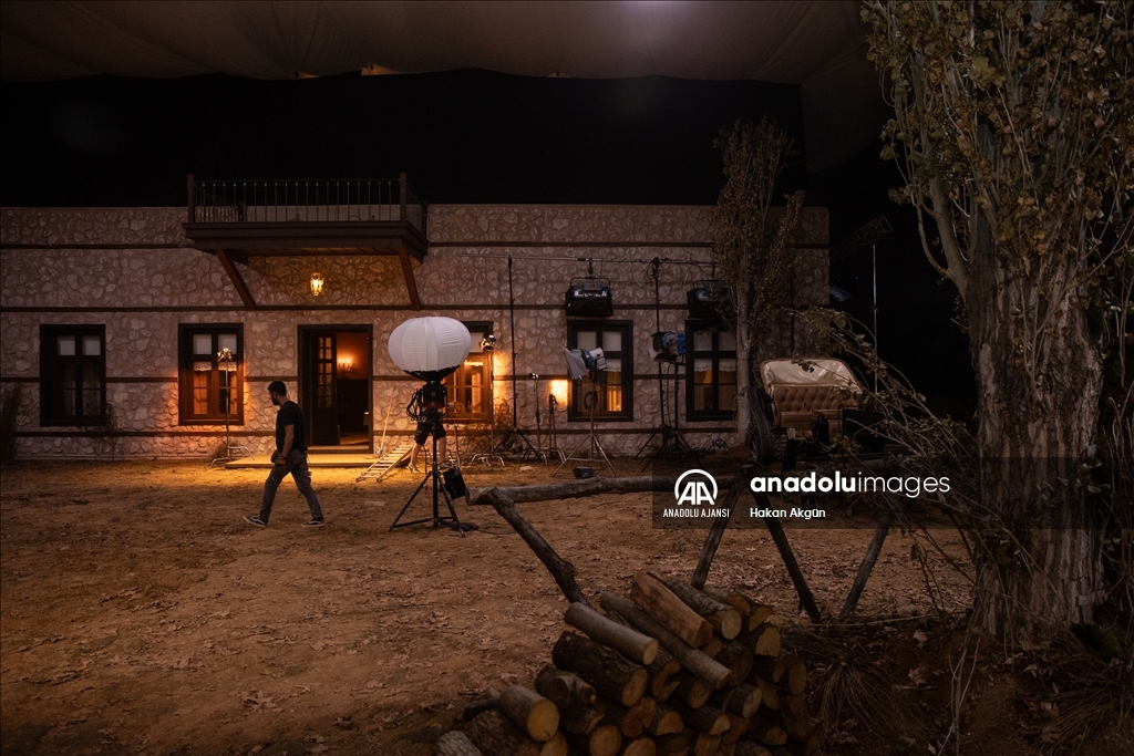 "Son Akşam Yemeği" filmi için Çankaya Köşkü yeniden inşa edildi. 

CineGenna'nın Cumhuriyet kurulmadan bir önceki 28 Ekim 1923 akşamını  anlattığı "Son Akşam Yemeği" filmi 27 Ekim'de vizyona girecek. 
aa.com.tr/tr/pg/foto-gal…