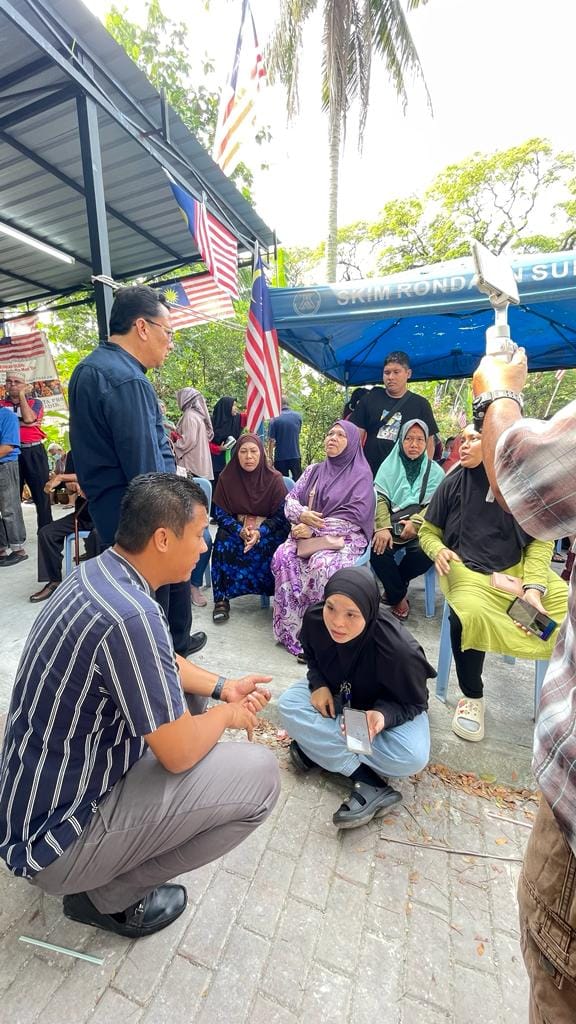 Kamri_BA's tweet photo. Alhamdulillah, program sebegini disambut baik oleh penduduk sekitar DUN Bukit Antarabangsa dan memberi manfaat kepada rakyat terutamanya golongan B40. Rakyat berpeluang membeli barangan asas seperti beras, minyak masak, telur, ayam, daging dan ikan dengan harga yang lebih murah. https://t.co/pEYYs3hPtN