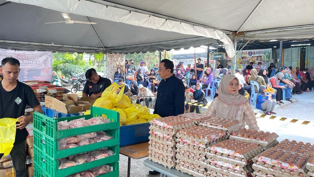 Kamri_BA's tweet photo. Alhamdulillah, program sebegini disambut baik oleh penduduk sekitar DUN Bukit Antarabangsa dan memberi manfaat kepada rakyat terutamanya golongan B40. Rakyat berpeluang membeli barangan asas seperti beras, minyak masak, telur, ayam, daging dan ikan dengan harga yang lebih murah. https://t.co/pEYYs3hPtN