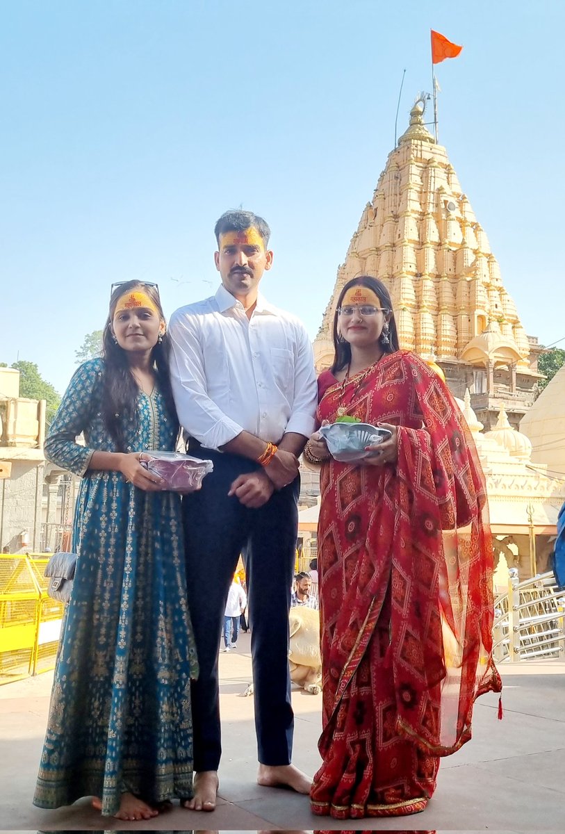 VAGEESHMISHRA8's tweet photo. आज #मध्यप्रदेश में भगवान शिव के दोनों ज्योतिर्लिंगों #श्री_महाकालेश्वर_ज्योतिर्लिंग  एवम  #श्री_ओम्कारेश्वर_ज्योतिर्लिंग एवम #श्रीकाल_भैरव_बाबा के दर्शन करने का सौभाग्य मिला।
#ShriMahaKaleshwarJyotirlinga 
#ShriOmkareshwarJyotirling https://t.co/hV0lroe684