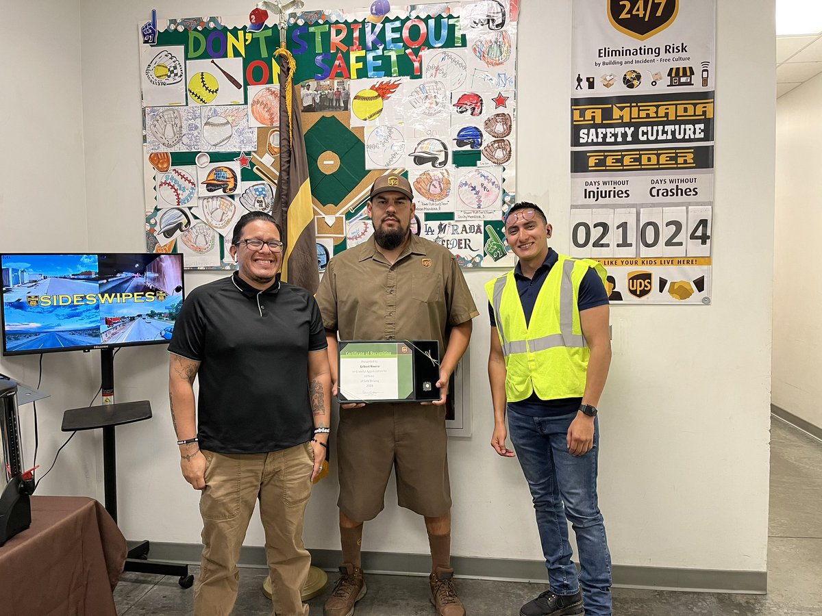 La Mirada Feeder would like to congratulate driver Gilbert Rivera for 10 years of safe driving! @Buckeyelouie @divine2wincom @GregPietrek @UPSJPipkin @1JamesODonnell @melirere @superclaudiav @LaMiradafeeder @ComptonFeeder @UPSCerritosFdr @OCFeederUPS @CdlC_UPS