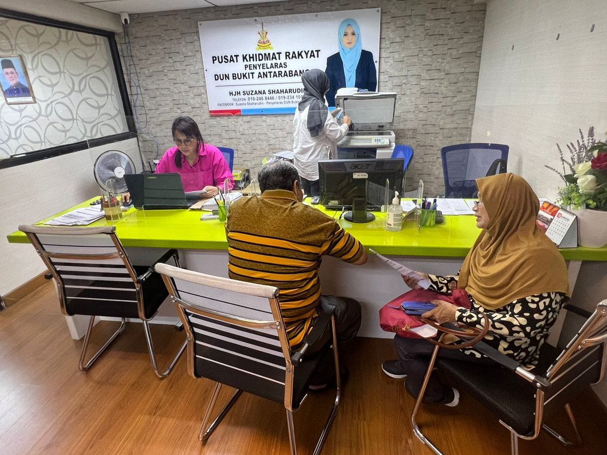 Kamri_BA's tweet photo. Suasana di Pusat Khidmat Masyarakat DUN Bukit Antarabangsa semalam yang dikunjungi oleh penduduk sekitar DUN Bukit Antarabangsa untuk pelbagai urusan seperti permohonan Skim Mesra Usia Emas (SMUE), Iltizam Selangor Sihat, tuntutan Khairat Kematian dan pertanyaan berkenaan https://t.co/RwVdwIG0yn