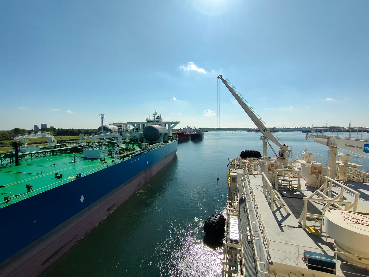 #Maritimenews alert: @TotalEnergies Marine Fuels completes first #LNG #bunker operations for new #dualfuelled #vessels owned by the Angelicoussis Group: marinefuels.totalenergies.com/news/press-rel… #Rotterdam #LNG #lowcarbon #marinefuels #Sustainability #Maritime #Offshore #shipping #Athens #Greece