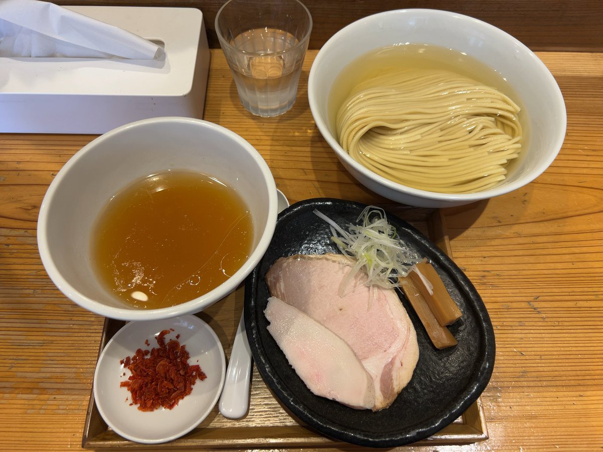 Akira_9966's tweet photo. 昨日のお品
本郷　「麺屋鈴春」
つけ麺　300g   塩　えび油

前回、醤油　コーチン油だったので塩を^ ^  いやいや塩は塩で旨みすげー♪
小皿の海老辛粉？がまた良いアクセント♪ 欲張って300にしてお腹いっぱい！笑笑
＃鈴春　＃つけ麺　＃昆布水 https://t.co/dWoG2s6r84