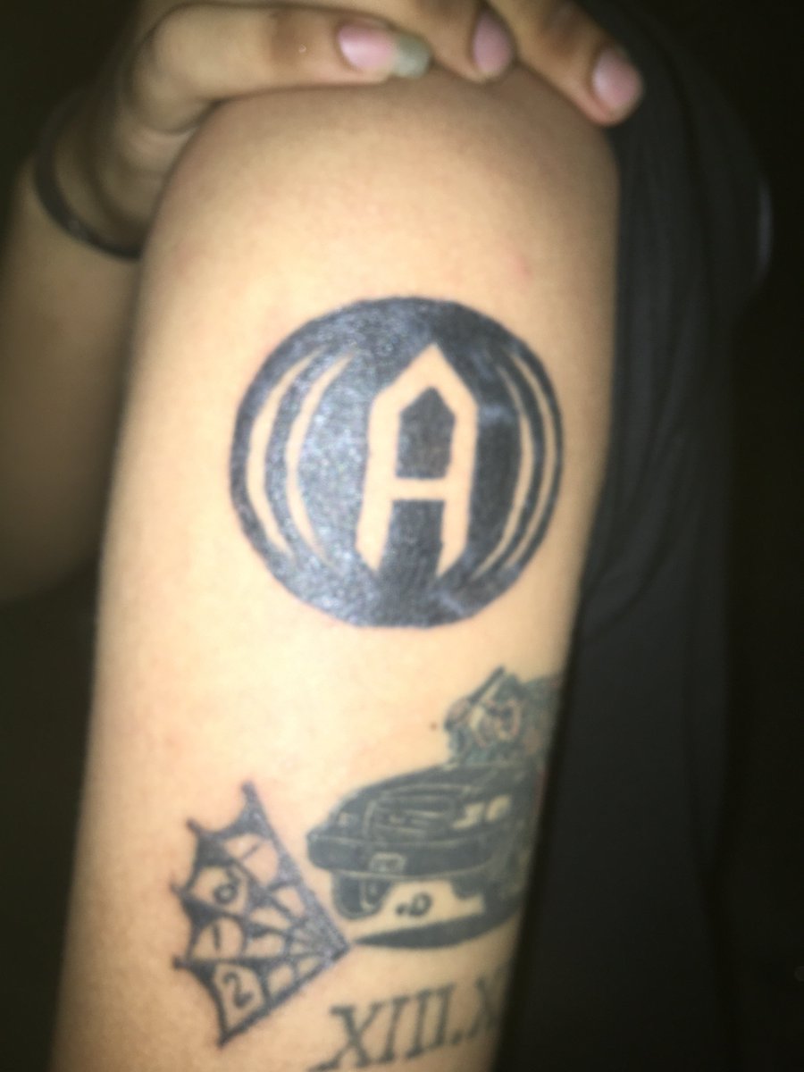 Merchs band jangan pusing lah, byk perspektif dan banyak solusinya. pusing ni adalah mikir gimana nanti di-hisab karena band menyebabkan pemuda-pemuda merajah tubuhnya dengan insignia band 😅