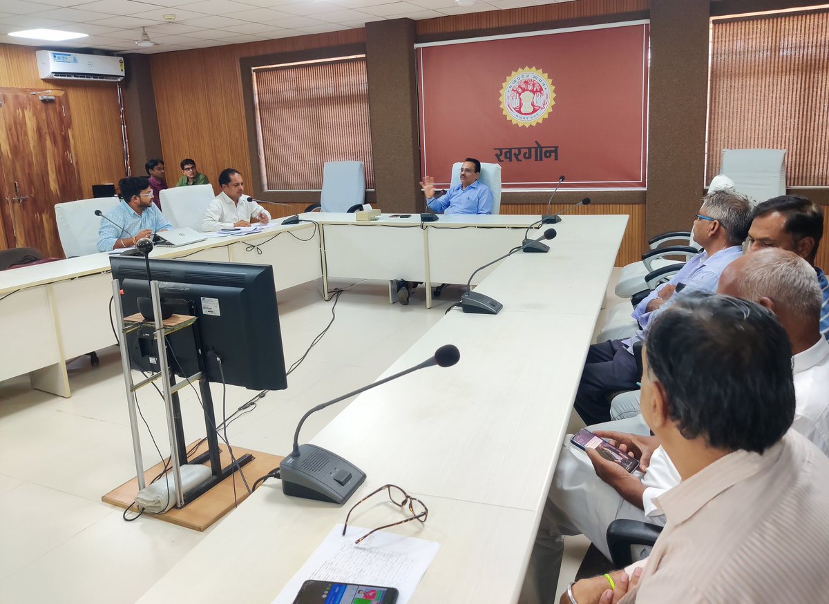 CollecterK's tweet photo. कलेक्टर श्री @ShivrajSinghIAS की अध्यक्षता में लाडली बहना गैस सिलेंडर योजना की समीक्षा बैठक हुई प्रारम्भ। बैठक में कलेक्टर श्री वर्मा जिले में पंजीयन की स्थिति की समीक्षा कर रहे है।
#JansamparkMP
#comindore
@JansamparkMP
@comindore
@CMMadhyaPradesh https://t.co/urT5kjevjA
