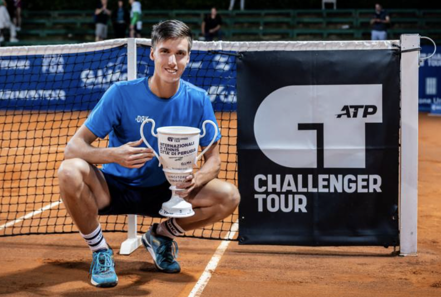 Alenize82's tweet photo. Carlos #Alcaraz ha perso 8 match, fino ad ora, nel 2023
Solamente in due circostanze non è riuscito a vincere alcun set: Contro Jannik #Sinner, nella semifinale di #Pechino, e con Fabian #Marozsan agli #IBI23
L'ungherese, tennista dal talento sconfinato, a 24 anni chiuderà quasi certamente per la prima volta una stagione in Top-100 #ATP (oggi ottimo esordio contro Rinderknech a Shanghai). Perché per emergere, in questo sport, a meno di eccezioni (che confermano la regola) ci vuole tempo
Quest'anno l'ho potuto ammirare dal vivo al Foro Italico (commentai il match per Supertennis TV) e al challenger @meftennisevents di Perugia. Quando è ben centrato è uno spettacolo per gli occhi