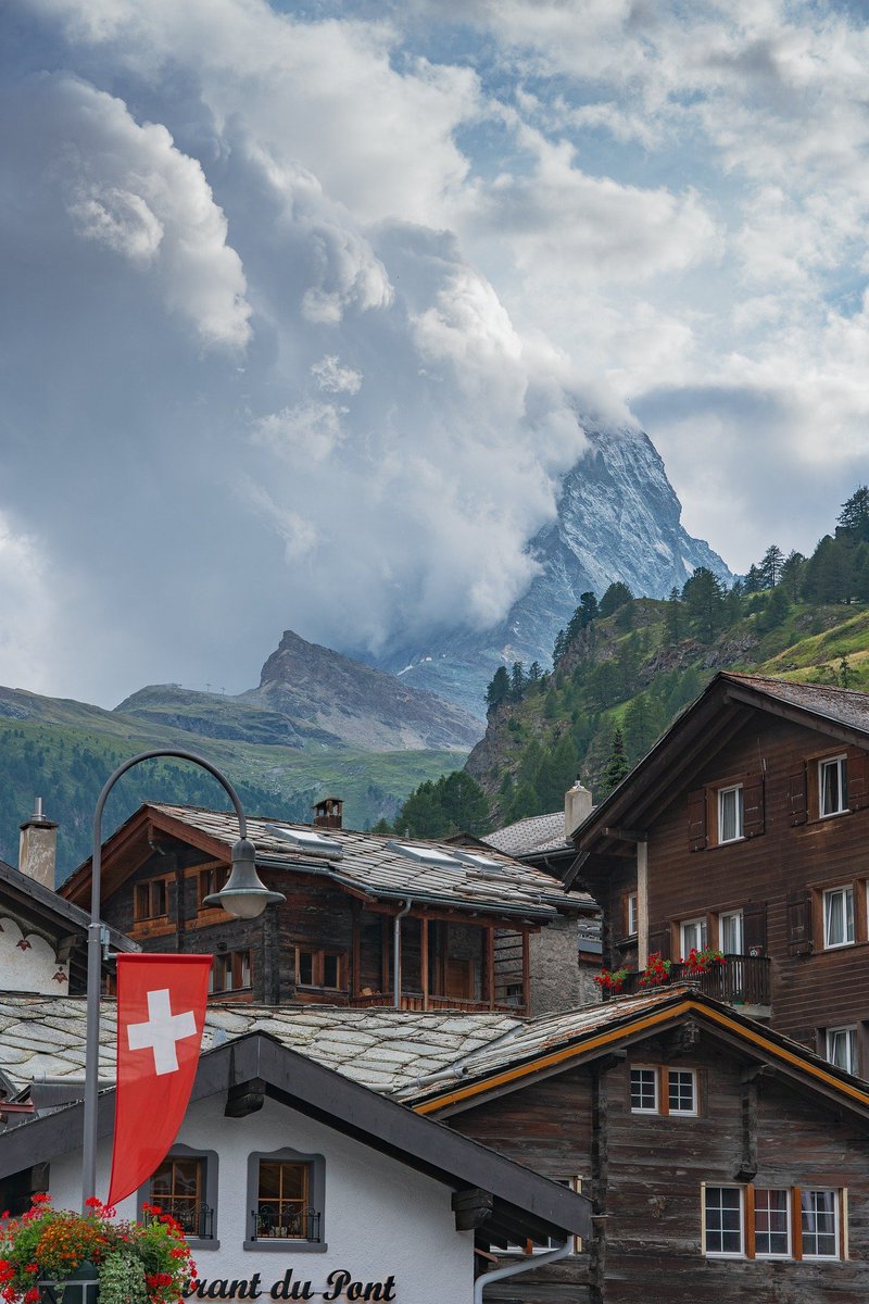 worldviewisonx's tweet photo. #tourism #Switzerland #village https://t.co/4vbGLNSGrr