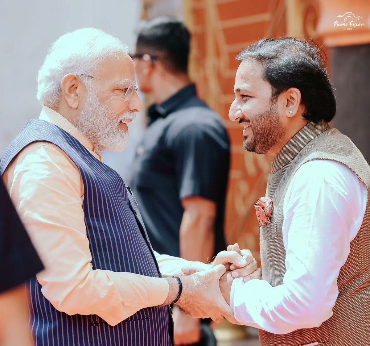 kcbbastar's tweet photo. जन-जन के नेता व देश के लोकप्रिय प्रधानमंत्री आ. @narendramodi जी के ऐतिहासिक बस्तर प्रवास के दौरान उनका बस्तर राजमहल आगमन हुआ. पूज्य राजमाता साहब व छोटी बहन गायत्री के साथ उनका आत्मीय स्वागत व अभिनंदन किया.
बस्तर के पर्याय पूज्य महाराजा प्रवीरचंद्र भंजदेव जी का पावन स्मरण करते हुए उन्होंने दरबार हॉल स्थित उनके तैलचित्र पर पुष्पांजलि अर्पित कर अपने भाव प्रदर्शित किए.
अत्यंत पारिवारिक माहौल में विभिन्न सामाजिक, सांगठनिक व सांस्कृतिक विषयों पर उनसे सार्थक चर्चा हुई, आगामी बस्तर दशहरा की तैयारियों व रीति-रिवाजों को लेकर उन्होंने बेहद रुचि के साथ जानकारी ली. इस दौरान बस्तर की विभिन्न लंबित मांगों व समस्याओं से मैंने उन्हें बिंदुवार अवगत भी करवाया.

@KamalCBhanjdeo @BJP4India @PMOIndia @drramansingh @ArunSao3 @OmMathur_bjp 
@BJP4CGState @bjp4bastar 

#बस्तर_बोले_मोदी_मोदी