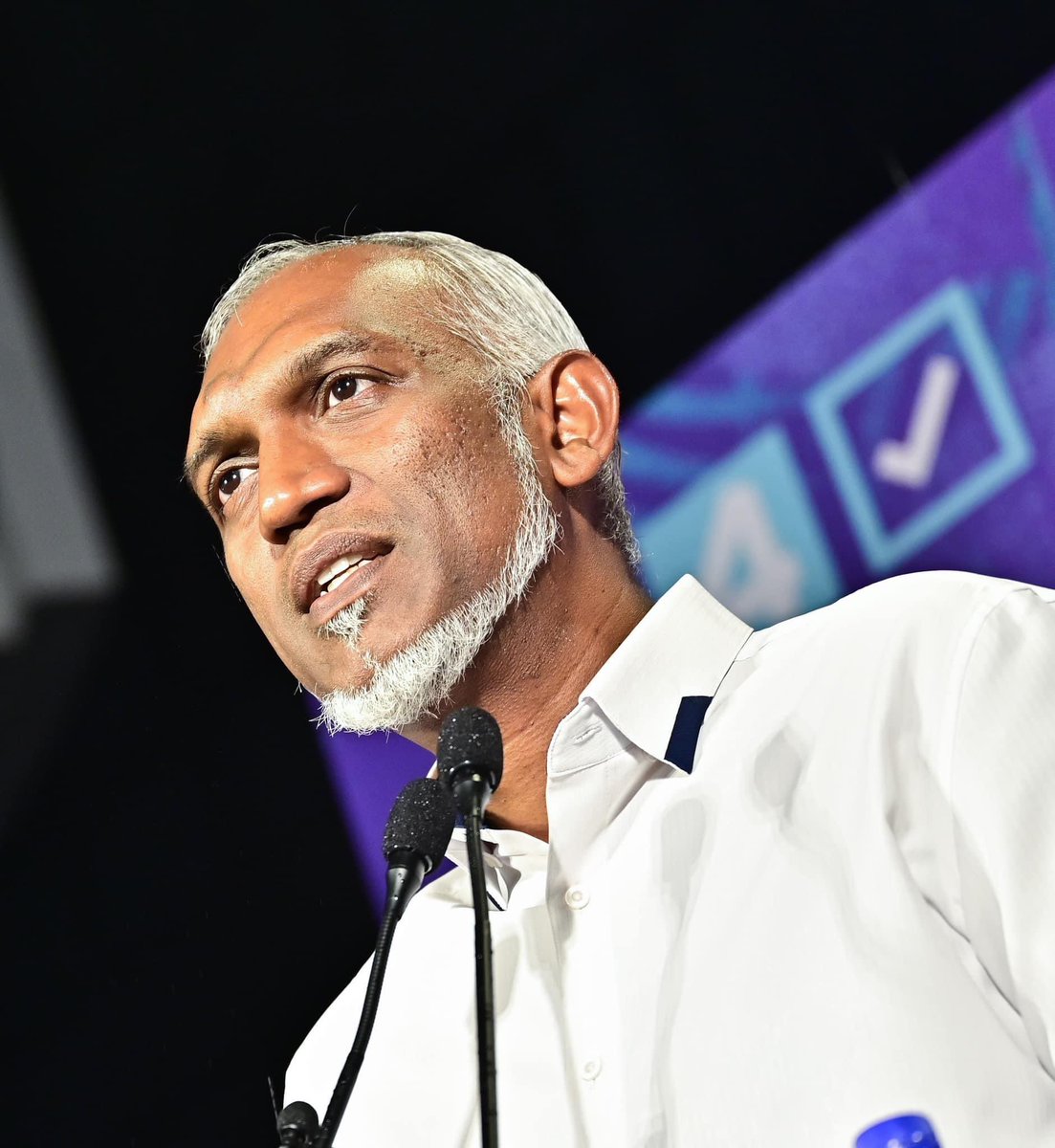 Nahyaanu's tweet photo. ކުއްލި ހަބަރު 

ޕީޕީއެމް ޕީއެންސީ ކޮށްފައިވާ ކައިވެނި ރޫޅުމާ ގާތަށް ހިންގައްޖެއެވެ. 

މައުލޫމާތުިބިފައިވާ ގޮތުގަައި ކެބިނެޓު ބެހުމުގެ ކަންތަކުގައި ރައީސް ޔާމިންވަނީ ބޮޑެތި މިނިސްޓުރީތަކަށް އަދި ކުންފުނިތަކަށް ޔާމިންއެދޭ މީހުން ލުމަށް މުއިއްޒަށް އަންގާފައެވެ. ނަމަވެސް މުއިއްޒުވަނީ ތަކުރާރުކޮށް މިކަމާ ދެކޮޅު ހަދާ މަގާމުތަކަށް ލާނީ މުއިއްޒަށް ކޮންޓުރޯލުވާ އޭނާގެ ލޯޔަލް މީހުންކަމަށް ފާޅުކަން ބޮޑުގޮތެއްގައި އިއުލާން ކޮށްފައެވެ. 

އަދި މަޖިލީހަށް މުއިއްޒުގެ ތާއީދު ދޭނީ ޕީއެންސީ ކެންޑިޑޭޓުންނަށް ކަމަށްވެސް މުއިއްޒު އަންގާފައިވާކަމަށް މުއިއްޒާ ވަރަށް އަރިސް މެންބަރަކު މައުލޫމާތު ދިނެވެ.