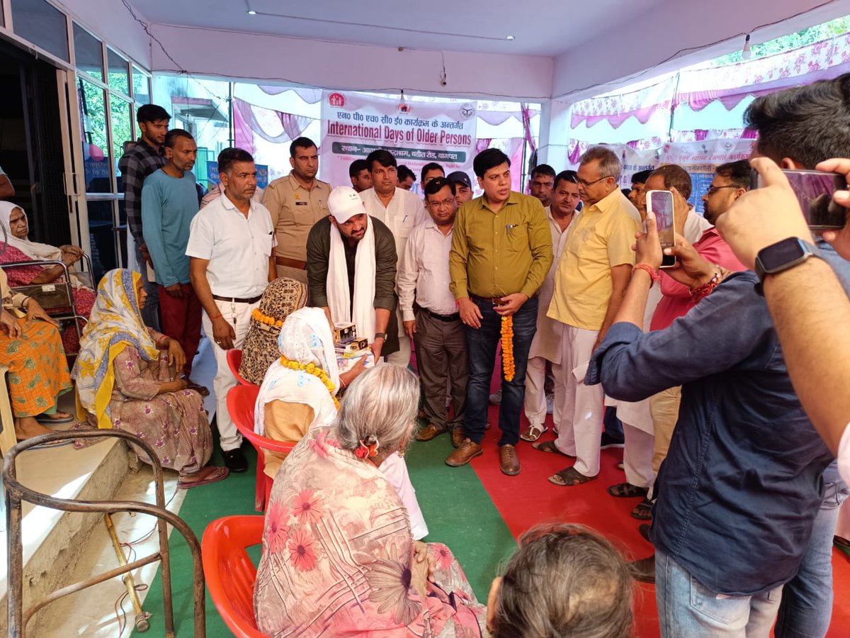 ग्राम कमाला बिनौली ब्लॉक के अंतर्गत मा0 विधायक श्री <a href="/IYogeshDhama/">Yogesh Dhama</a> जी के द्वारा "International Days Of Older Person"के अंतर्गत आवासीय वृद्धाश्रम में रह रहे बुजुर्गों को स्वास्थ्य जांच किट व हाथ की छड़ी अन्य सामग्री वितरण करते हुए कार्यक्रम आयोजित किया गया <a href="/BagpatDm/">DM Baghpat</a> <a href="/kpmaurya1/">Keshav Prasad Maurya</a>