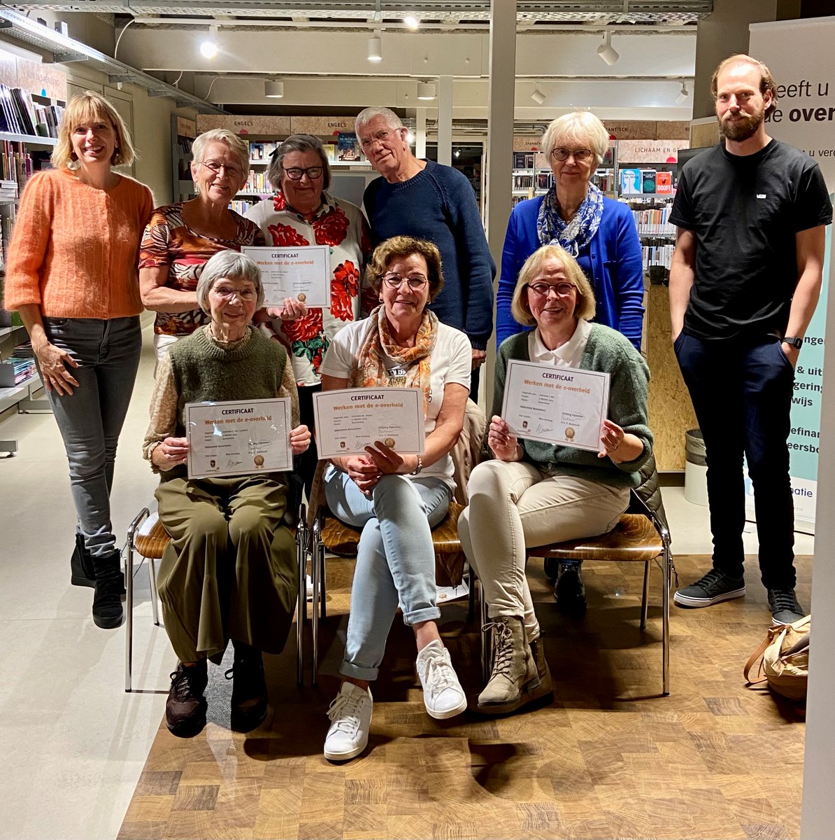 gembunschoten's tweet photo. Via deze weg feliciteren wij deze toppers met het afronden en behalen van de #cursus #Digisterker! 🎓 In 4 bijeenkomsten hebben zij leren werken met de digitale #overheid. Wethouder @petervanasselt_ sprak gisteravond zijn #waardering uit en overhandigde de certificaten. https://t.co/INfmDtZ0IU