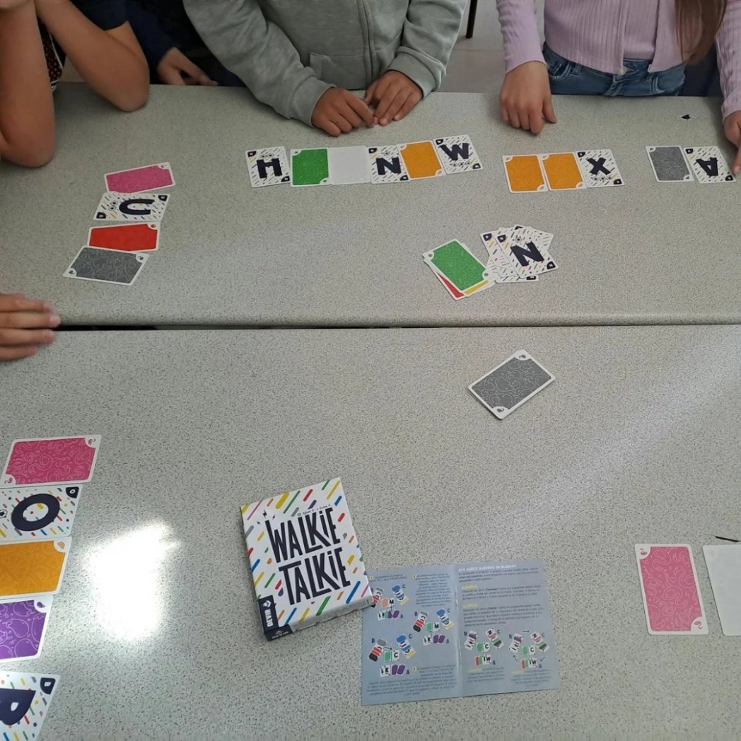 sorayarevuelta_'s tweet image. Protagonista de la secuencia didáctica: Walkie Talkie @DevirIberia
Completamos y buscamos🔎 preposiciones en las reglas del juego + comprensión lectora antes de jugar y ampliar vocabulario
#aprendizajebasadoenjuegos #ABJ #Competencialingüística  #gramática #léxico @SEstrasburgo