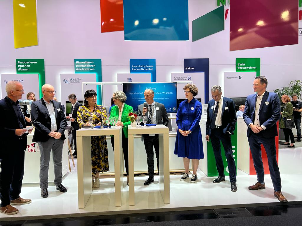 Die <a href="/EXPOREAL_Munich/">EXPO REAL</a> öffnet heute ihre Pforten - da dürfen die sozial orientierte #Wohnungswirtschaft und das bezahlbare klimagerechte #Wohnen nicht fehlen!

📍NRW-Stand: B1.422
📍RLP-Stand: C1.242
Besucht uns und unsere Standpartner!

Messe-Programm: share.vdw-rw.de/EXPOREAL2023