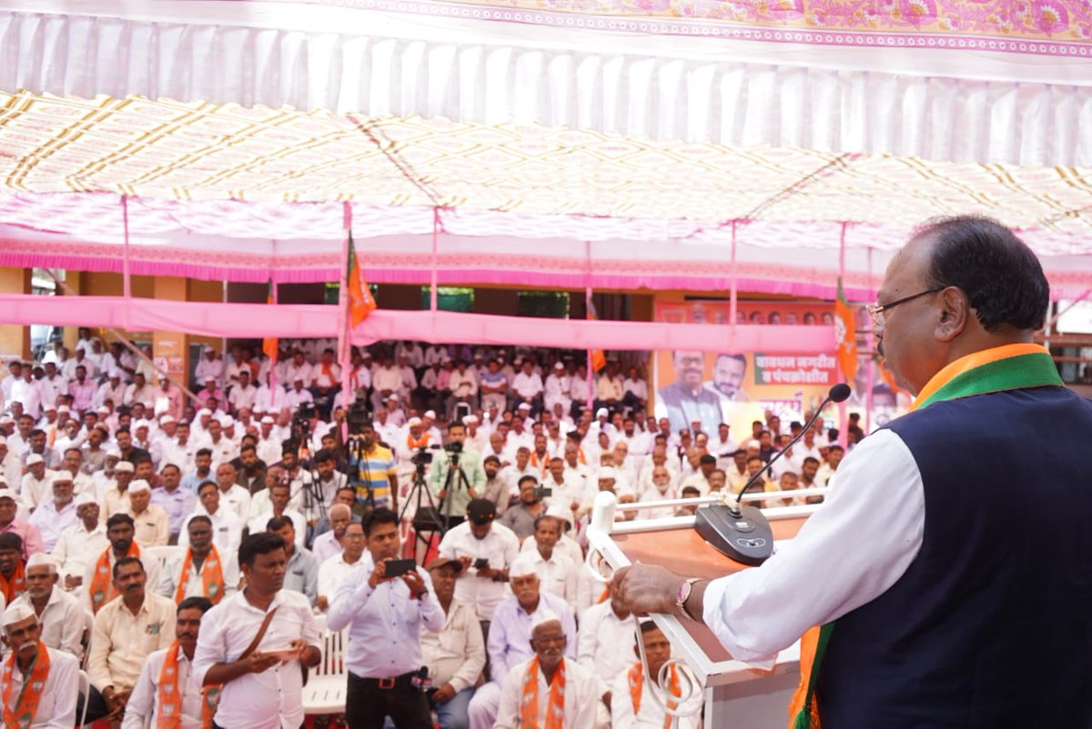 cbawankule's tweet photo. ▪️ 04 - 10 - 2023 | सातारा लोकसभा प्रवास | मेरी माटी मेरा देश अभियान 

सातारा लोकसभा मतदारसंघ प्रवासात बावधन येथे ‘मेरी माटी मेरा देश’ उपक्रमात सहभागी झालो.  पंतप्रधान मा. @narendramodi  यांच्या पुढाकारातून स्वातंत्रवीरांच्या स्मरणार्थ दिल्ली येथे तयार करण्यात येणाऱ्या अमृत वाटिकेच्या निर्मितीसाठी सातारा जिल्ह्याच्या विविध भागातून आणलेली माती संकलित केली तसेच नागरिकांशी संवाद साधला. 

यावेळी प्रदेश सरचिटणीस @mohol_murlidhar , @ivikrantpatil  तसेच मा. @sable_amar , @dhairyashildk , @Jaykumar_Gore , @Dr_Atul_Bhosale , मदन दादा भोसले, नरेंद्र पाटील, विजयाताई भोसले, सुरभीताई भोसले, रामकृष्ण वेताळ, रोहिदास पिसाळ, दीपक ननावरे, विवेक भोसले यांच्यासह भाजपा पदाधिकारी तसेच मोठ्या संख्येने नागरिक उपस्थित होते.

#ChandrashekharBawankule #MeiMaatiMeraDesh #Mahavijay2024 #satara  #LoksabhaPravas