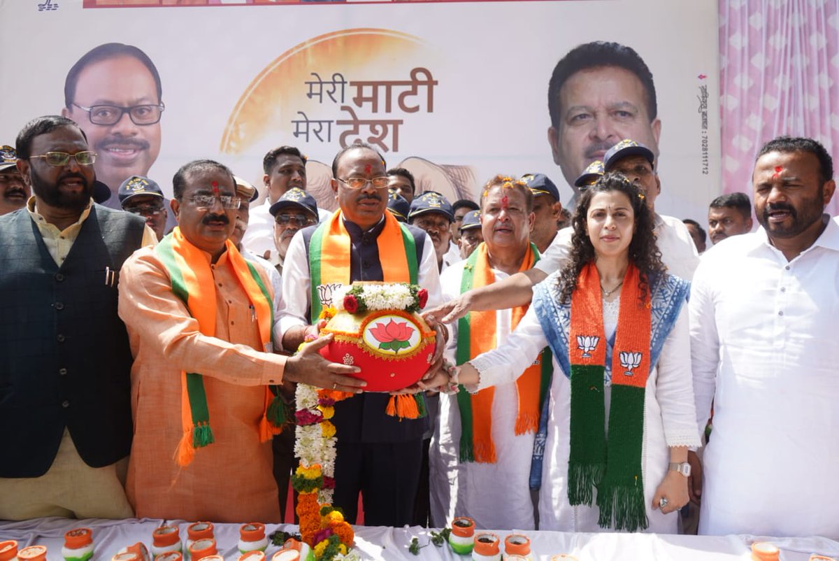 cbawankule's tweet photo. ▪️ 04 - 10 - 2023 | सातारा लोकसभा प्रवास | मेरी माटी मेरा देश अभियान 

सातारा लोकसभा मतदारसंघ प्रवासात बावधन येथे ‘मेरी माटी मेरा देश’ उपक्रमात सहभागी झालो.  पंतप्रधान मा. @narendramodi  यांच्या पुढाकारातून स्वातंत्रवीरांच्या स्मरणार्थ दिल्ली येथे तयार करण्यात येणाऱ्या अमृत वाटिकेच्या निर्मितीसाठी सातारा जिल्ह्याच्या विविध भागातून आणलेली माती संकलित केली तसेच नागरिकांशी संवाद साधला. 

यावेळी प्रदेश सरचिटणीस @mohol_murlidhar , @ivikrantpatil  तसेच मा. @sable_amar , @dhairyashildk , @Jaykumar_Gore , @Dr_Atul_Bhosale , मदन दादा भोसले, नरेंद्र पाटील, विजयाताई भोसले, सुरभीताई भोसले, रामकृष्ण वेताळ, रोहिदास पिसाळ, दीपक ननावरे, विवेक भोसले यांच्यासह भाजपा पदाधिकारी तसेच मोठ्या संख्येने नागरिक उपस्थित होते.

#ChandrashekharBawankule #MeiMaatiMeraDesh #Mahavijay2024 #satara  #LoksabhaPravas