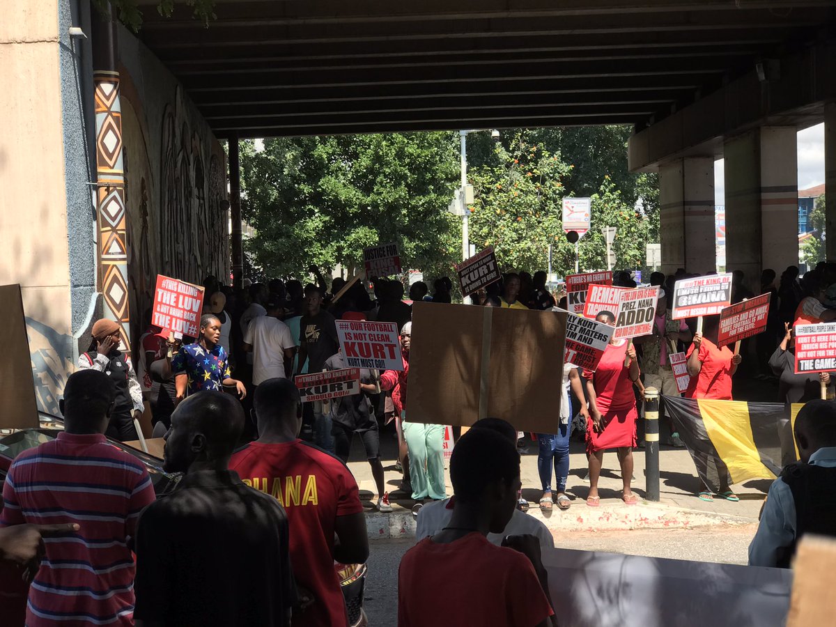 AkyerekoWriter's tweet photo. Ghanaian football fans demonstrating against Kurt Okraku in Accra @FIFAcom https://t.co/JncrtyOaDA