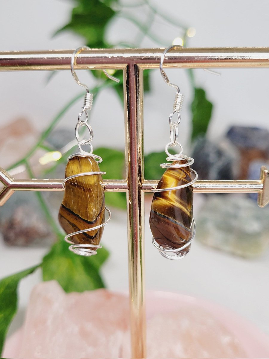Gold Tiger's Eye is associated with enhancing confidence, courage, and self-esteem. It may help boost motivation, determination, and willpower. #mhhsbd #UKGiftAM #ukmakers #jewellery #etsygifts #crystals #ukgifts #tigerseye #motivation campbellmcgregor.etsy.com/listing/116673…