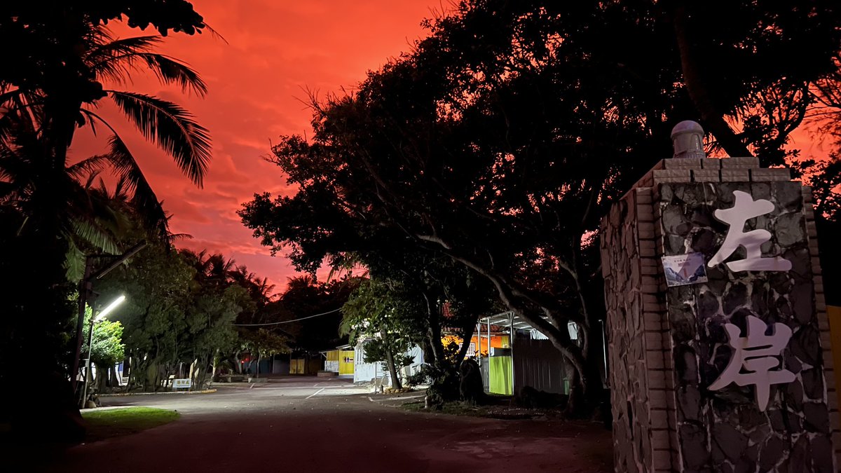 iCyclone's tweet photo. Found small hotel in tiny Xuhai Village—a cool, remote corner of #Taiwan. Almost on open ocean, at latitude 22.19N. Based on #Typhoon #KOINU’s current W motion (on radar), this seems like good location. For now. Sky was so red at sunset, even ocean waves turned psychedelic pink. https://t.co/KBmUyrSM8y
