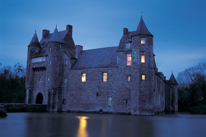 ChaillouLea's tweet photo. Octobre oblige, je débute aujourd'hui un petit (?) thread sur mon premier #livre, Dans l'Ombre du Passé, un #roman à la fois fantastique et historique dont l'action se situe en #Bretagne sur deux époques différentes.
#MagnifiqueBretagne #romanfantastique #romanhistorique #mystère https://t.co/P1xRFVz8Lc