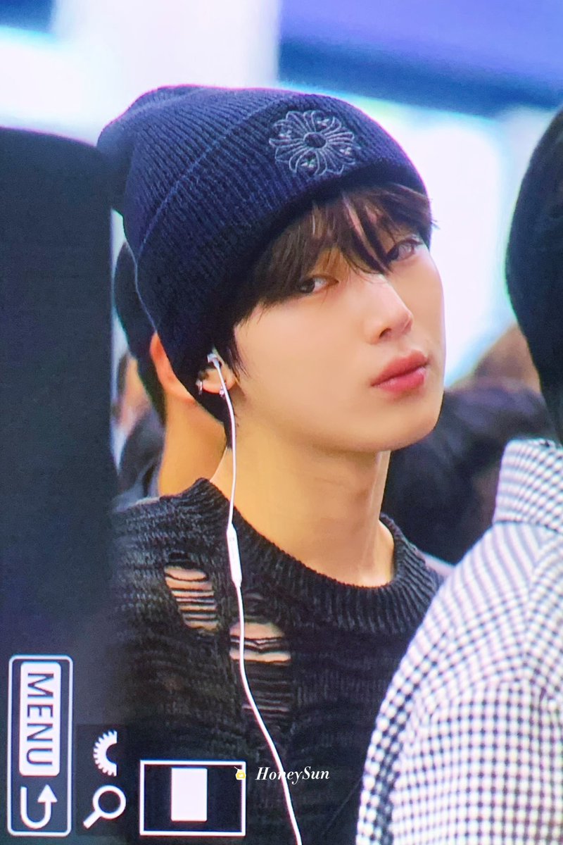 softlysunoo's tweet image. look at those fine visuals 😳 kim sunoo's face card is really insane!