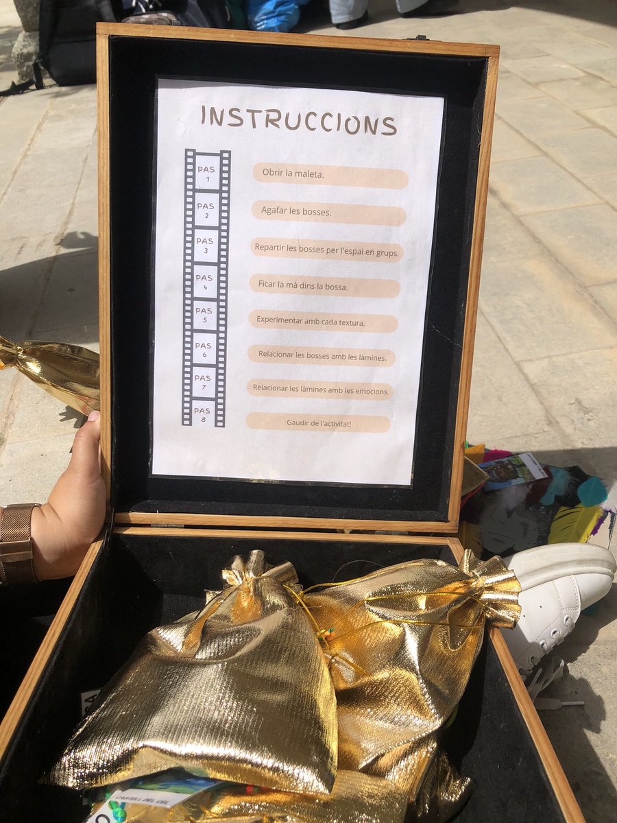 Pilarjarque_'s tweet photo. Coneixeu el recurs de la maleta viatgera?? Aquí us deixo unes imatges de un recurs per i5 on els infants van treballar les textures  emocions a través de les pel·lícules d’Hayao Miyazaki. #cdxarxes https://t.co/b0ekpVZNhI