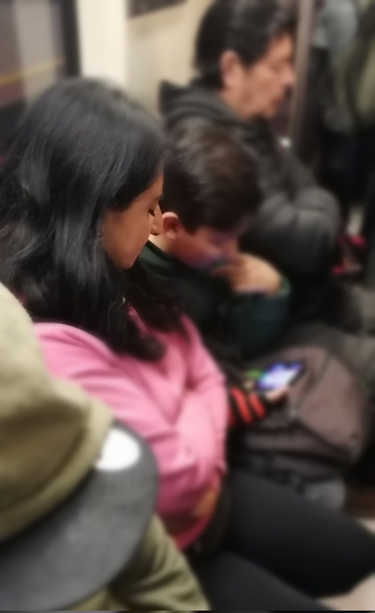 DuranBari's tweet photo. Metro llenisimo 07:00 04/10/23 señora enseñe a su hijo a dar el asiento a personas mayores, son estos mismos niños que unos años más no empatiza con la 3 edad https://t.co/7sni2LA2Lp
