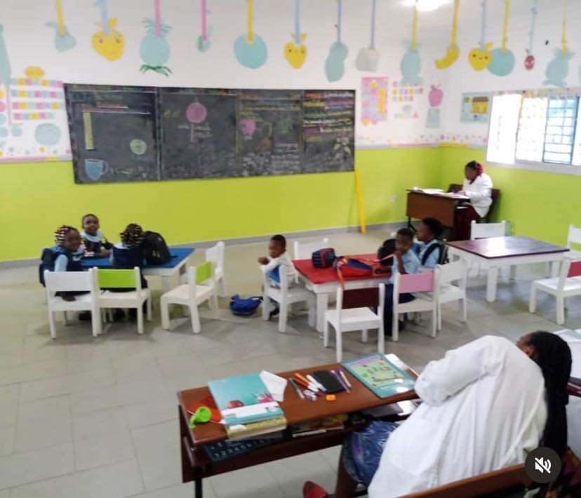 TheCameroonianZ's tweet photo. Stéphane Mbia ouvre une école primaire #Yaoundé #Ahala. 

Bravo à l’ancien capitaine des lions indomptables #Cameroon. https://t.co/tvt4U0VfDA