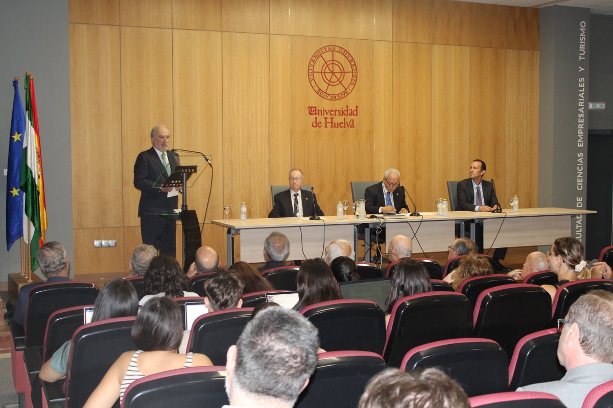 ✅ Un honor haber contado con el director de la @RAEinforma, Santiago Muñoz Machado, en la apertura de nuestro curso académico 2023-24. ✅ Magnífica lección magistral la que ofreció sobre 'El pensamiento jurídico de Cervantes'. 👉 Toda la info aquí: bit.ly/46gVDXp