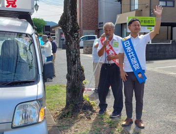 演説する大平（総社市にて）。