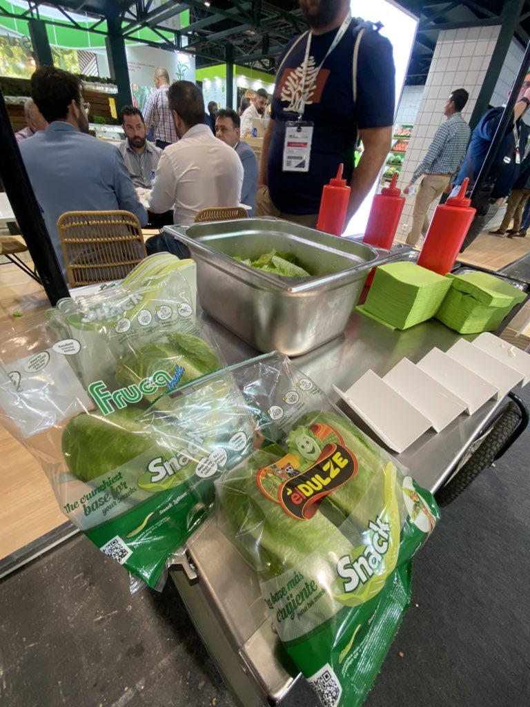 RevistaMercados's tweet photo. 🥬🔝 ¿No conoces la Lechuga Snack©️ de @rijkzwaanES, ideal para una ensalada crujiente y base para cualquier topping?

Tenéis hoy la oportunidad en el showcooking "The Cool Spoon" en #FruitAttraction23 de 15 a 16h en 📍núcleo 6-8.

🙌🏼 ¡Nosotros no nos lo vamos a perder! 
🙌🏼 https://t.co/J1jVdlX7oC